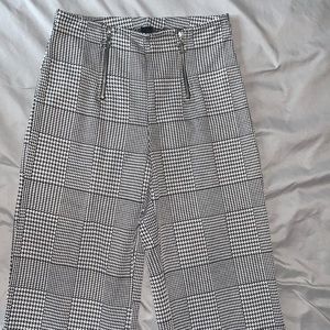 ❤️Akira Black & White High Waisted Pants Boot Cut- Small